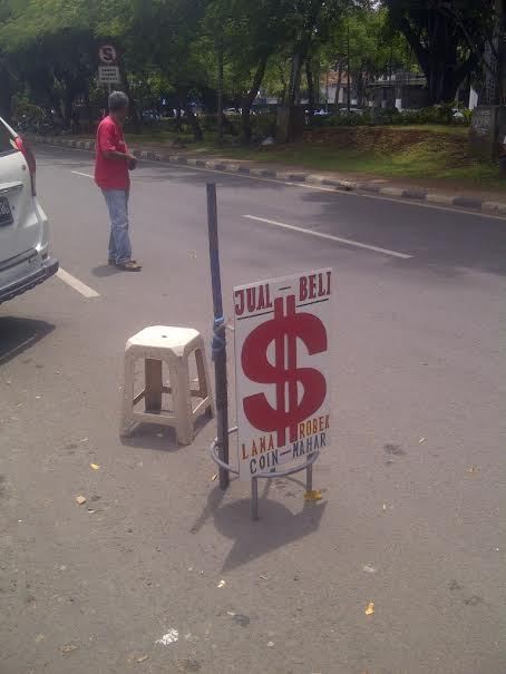 Tembus Rp 13.000, Dolar Lecek dan Lusuh Tetap Dihargai Rp 10.000