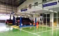 Berdiri di atas lahan seluas  3.000m2 dengan luas bangunan sebesar  1.600m2; terbagi atas bangunan showroom dua lantai masing-masing Lantai 1 showroom seluas 600m2, lantai 2 seluas 288m2 dan bengkel seluas 624m2.