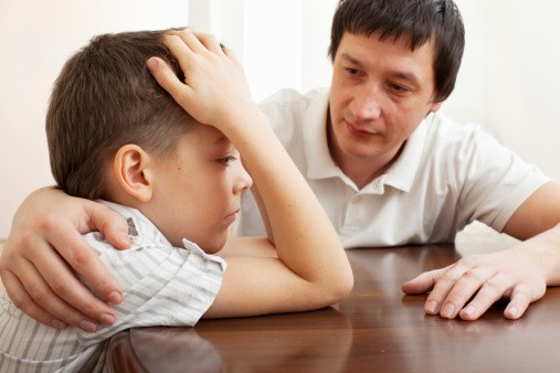 Cara Agar Anak yang Tertutup Mau 'Murah Omong' pada Orang Tua