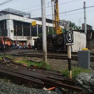 Truk yang Ditabrak KRL di Kampung Bandan Terobos Palang Pintu Perlintasan