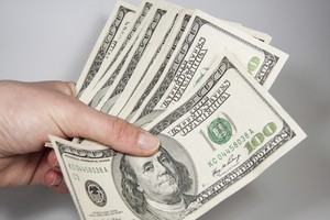 Mereka Tunda Liburan Gara-gara Dollar Naik