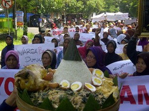 Ratusan Warga Bantul Demo Kejati DIY Terkait Dugaan Korupsi Eks Bupati