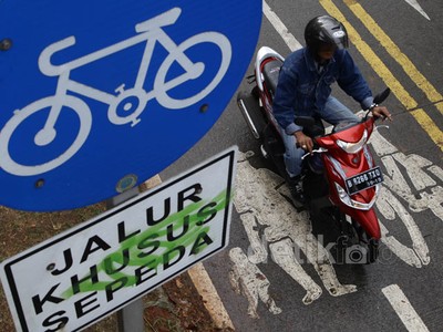 Berbagi Tempat dengan Pemotor di Jalur Sepeda BKT