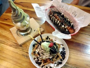 Shirokuma: Bersantai Ngemil Kuro Japadog dan Waffle Oreo Berbalut Es Krim Matcha