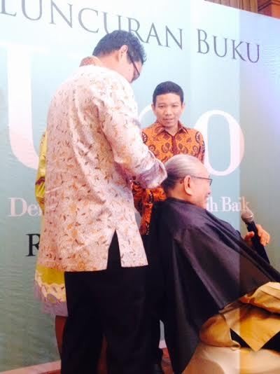 Sandiaga Uno Cukur Rambut Sang Ayah di Acara Peluncuran Buku