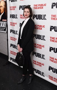 Tampil formal, Anne Hathaway kenakan setelan jas hitam yang elegan. Ilya S. Savenok/Getty Images/detikFoto.