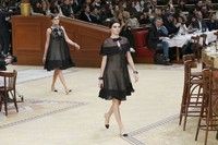 Kenakan dress hitam yang elegan, Kendall Jenner pimpin para model di runway. REUTERS/Gonzalo Fuentes/detikFoto.