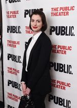 Gaya Formal Anne Hathaway