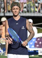 Serunya Justin Bieber Main Tenis di Acara Amal