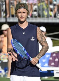 Gaya Justin Bieber saat memegang raket. Frazer Harrison/Getty Images/detikFoto.