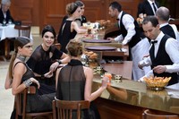 Perancang busana Karl Lagerfeld sukses menyulap suasana fashion show menjadi minibar lengkap dengan bartender. Pascal Le Segretain/Getty Images/detikFoto.
