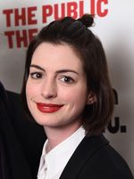 Gaya Formal Anne Hathaway