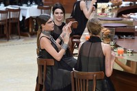 Kendall dan Cara Delevingne terlihat menikmati minuman yang disajikan. Pascal Le Segretain/Getty Images/detikFoto.