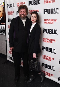 Di sesi foto, Anne juga mengajak serta direktur artistik The Public Theater Oskar Eustis untuk berpose bersama. Ilya S. Savenok/Getty Images/detikFoto.
