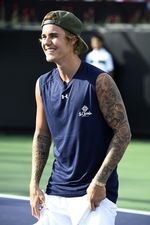 Serunya Justin Bieber Main Tenis di Acara Amal