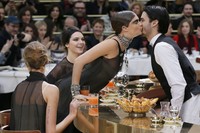 Mengetahui sang bartender adalah model top dunia asal Prancis Baptiste Giabiconi, Cara langsung menyapa dengan memberikan ciuman. REUTERS/Gonzalo Fuentes/detikFoto.