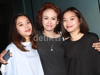 Oneng, Ravenska dan Rivenski saat ditemui di Gedung Trans TV, Jalan Kapten Tendean, Jakarta Selatan, Selasa (10/3/2015). Pool/Gus Mun/detikFoto.