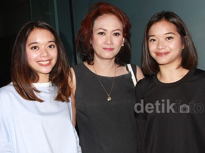 Istri dan Putri Kembar Fariz RM Eksis di Rumpi No Secret