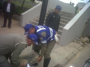 Pantau Alun-Alun, Ridwan Kamil ke Satpol PP: Ayo Angkat Batu dan Pungut Sampah!