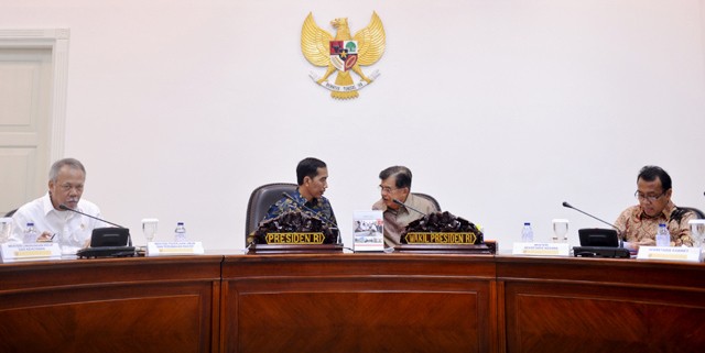 Jokowi Kembali Ajak Gubernur BI dan OJK Bahas Dolar Rp 13.200