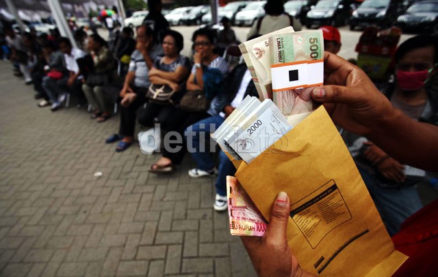 Ekonom Ini Tak Sepakat BI Rate Turun Jadi Alasan Pelemahan Rupiah