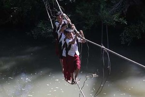 Bupati Bone Akan Perbaiki Jembatan Seutas Kawat di Kampung JK