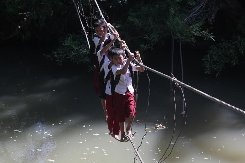 7100 Gambar Anak Sekolah Menyeberang Sungai HD