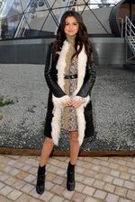 Selena Gomez Stylish Berjaket Bulu di Paris Fashion Week