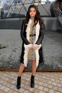 Selena Gomez tampil stylish mengenakan dress mini rancangan Louis Vuitton dipadu ankle boots hitam pada Rabu (11/3/2015) di Paris, Prancis, waktu setempat. Pascal Le Segretain/Getty Images/detikFoto.