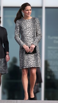 Berkunjung ke Turner Contemporary Art Gallery Kate memilih coat bermotif kulit dalmatian rancangan Hobbs. Chris Jackson/Getty Images/detikFoto.