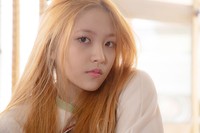 Selain foto-foto, lewat YouTube SMTOWN dirilis juga video penyambutan sang member baru. (SMTOWN)