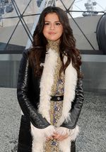 Selena Gomez Stylish Berjaket Bulu di Paris Fashion Week