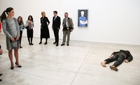 Kate memandang sebuah karya seni bertajuk 'Self Portrait as a Drowned Man' karya Jeremy Millar. Suzanne Plunkett/Pool/Getty Images/detikFoto.