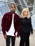 Gaya Kim Kardashian dan Kanye West di Paris Fashion Week