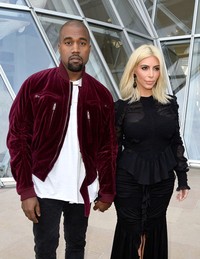 Tampil intim, Kanye West tak pernah melepaskan genggaman tangannya dari Kim. Pascal Le Segretain/Getty Images/detikFoto.