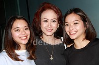 Istri dan anak kembar Fariz RM, Oneng, Ravenska dan Rivenski Atwinda Difa eksis di acara 'Rumpi No Secret'. Pool/Gus Mun/detikFoto.