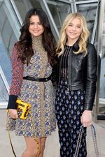 Selena Gomez Stylish Berjaket Bulu di Paris Fashion Week
