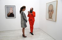 Ia berbincang dengan seniman Gavin Turk mengenai lukisannya yang diberi judul 'Portrait of Something that I'll Never Really See'. Chris Suzanne Plunkett/Pool/Getty Images/detikFoto.