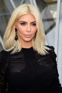 Kim membiarkan rambut pirangnya tergerai. Pascal Le Segretain/Getty Images/detikFoto.