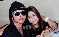 Aliando tampak merangkul Prilly dengan mesra. Pool/Gus Mun/detikFoto.