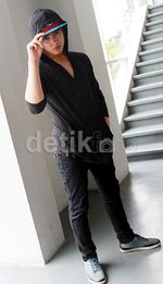 Pose Cool Aliando Syarief Tampil Serba Hitam