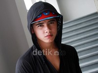 Topi merah dan biru melengkapi penampilannya. Pool/Gus Mun/detikFoto.