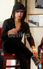 Pose Cool Aliando Syarief Tampil Serba Hitam