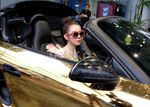 Bella Shofie Pamer Porsche Emas Kesayangannya