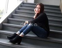 Pose Prilly di depan kamera. Pool/Gus Mun/detikFoto.