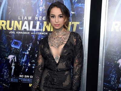 Pacar RoboCop Superseksi Bergaun Hitam Menerawang
