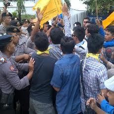 Mahasiswa Ngelurug PN Situbondo Tuntut Nenek Asyani Dibebaskan