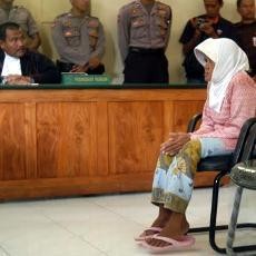 Asyani, Nenek yang Dituduh Curi Kayu Jati Histeris Saat di Ruang Sidang