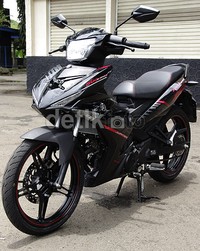 MX King moped kelas tertinggi Yamaha yang memiliki roh sport kencang dan lincah, layak disebut 'Raja Jalanan' yang mengusung berbagai keunggulan 'King of Style', 'King of Performance', 'King of Technology', 'King of Agility'.