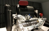 Tidak sampai disitu, Renault juga mengusung ‘Energy Recovery Systems’, yang bisa menghasilkan tenaga kinetik (ERS-K) dengan motor listrik (MGU-H and MGU-K), dan exhaust heat energy (ERS-H).